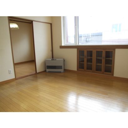 出窓・暖房がついています