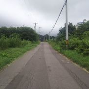前面町道は坂道です。