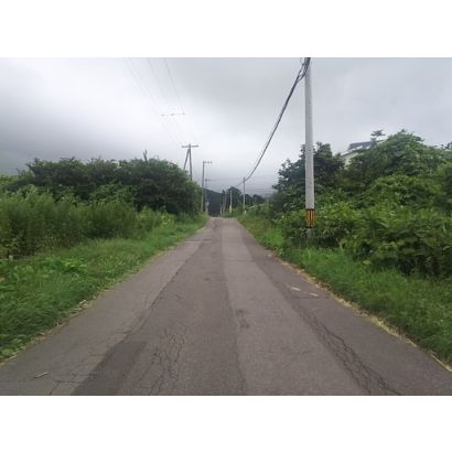 前面町道は坂道です。