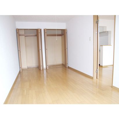 洋室には広々クローゼット！