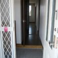 玄関には下駄箱が備え付けてあります。